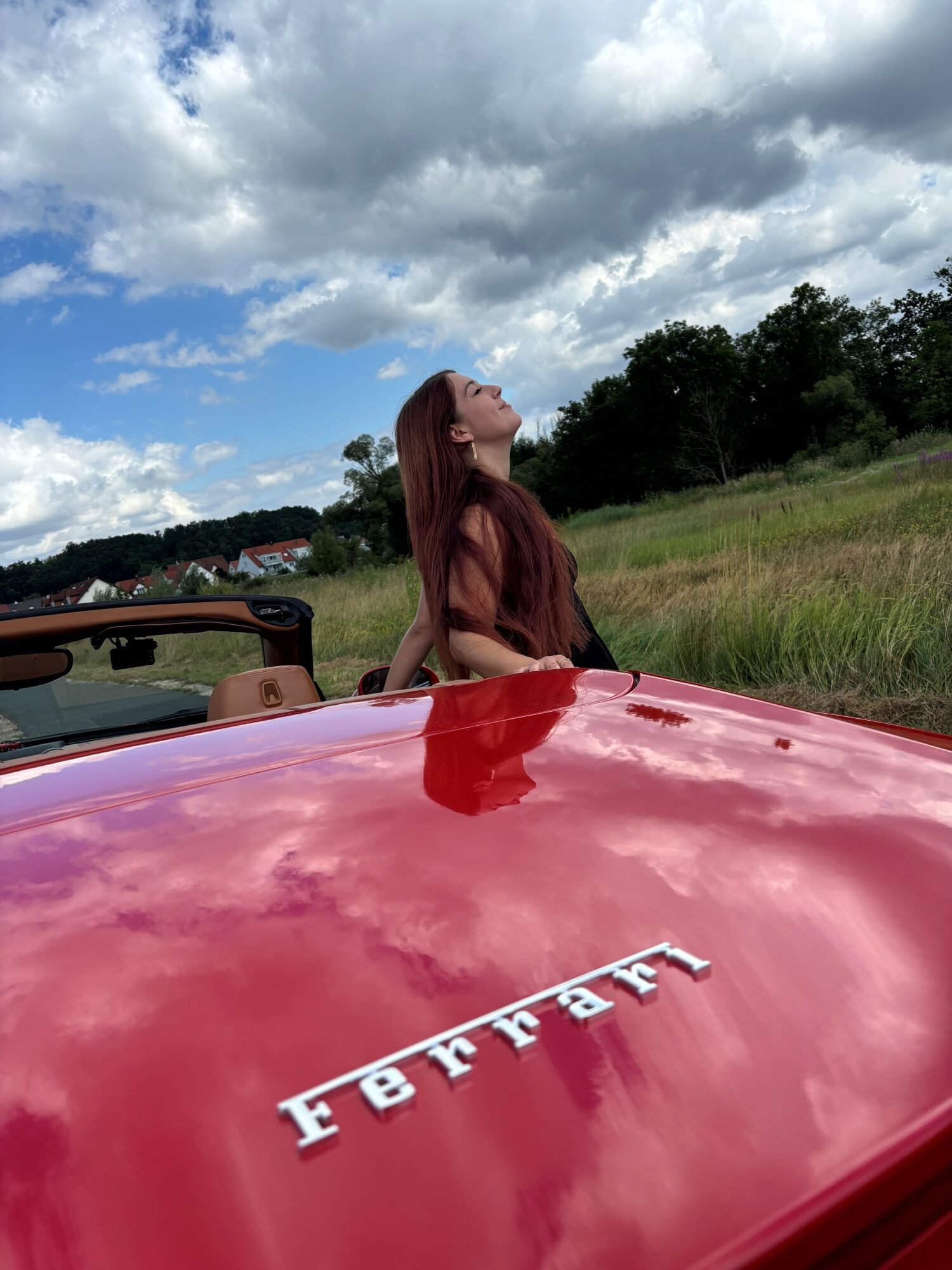 Frau genießt Ferrari Cabrio Fahrerlebnis Freiheit Nürnberg 321looos